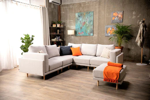 Wasserflecken aus dem Sofa entfernen: Tipps und Tricks